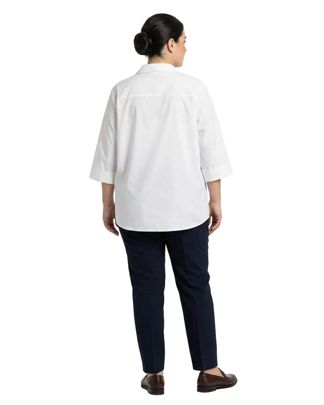 Πίσω όψη από επίσημο λευκό βαμβακερό πουκάμισο σε μεγάλα μεγέθη, με άνετη ριχτή γραμμή και μανίκια 7/8.