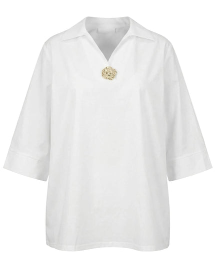 Επίσημο γυναικείο λευκό πουκάμισο από 100% βαμβάκι σε μεγάλα μεγέθη, με γιακά V και διακοσμητική χρυσή καρφίτσα, φωτογραφημένο σε λευκό φόντο.