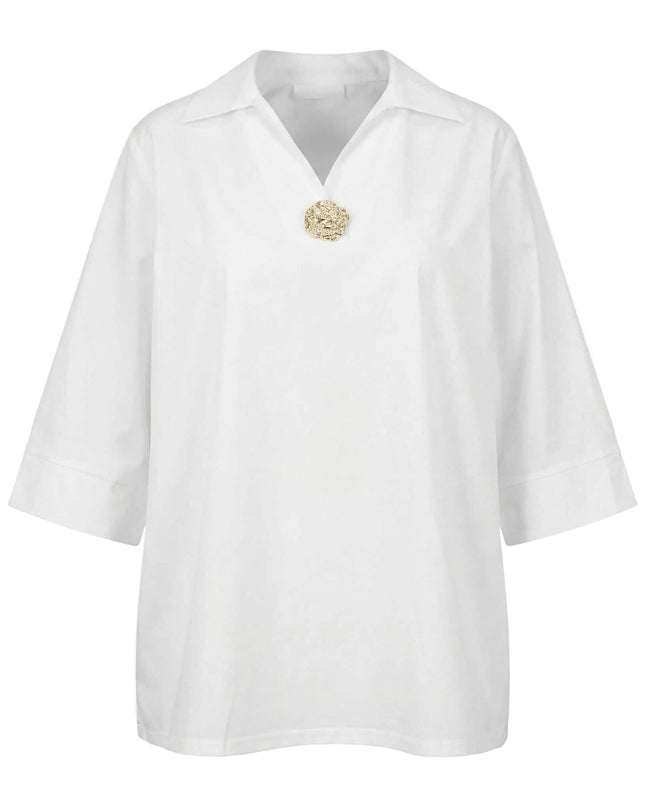 Επίσημο γυναικείο λευκό πουκάμισο από 100% βαμβάκι σε μεγάλα μεγέθη, με γιακά V και διακοσμητική χρυσή καρφίτσα, φωτογραφημένο σε λευκό φόντο.