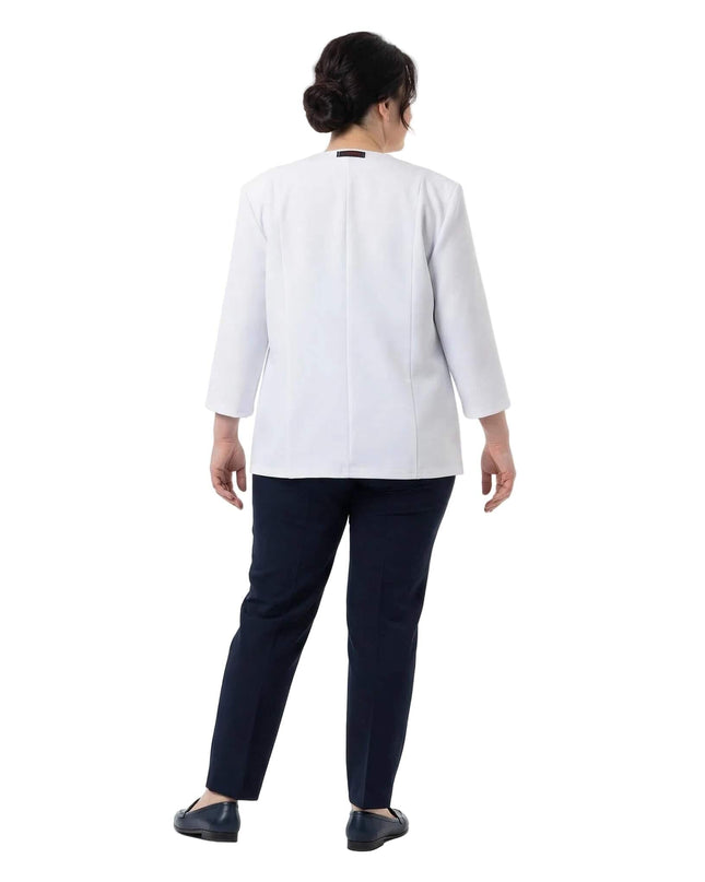 Πίσω όψη από επίσημο λευκό σακάκι σε μεγάλα μεγέθη. Διακρίνονται τα μανίκια 7/8 και οι κάθετες ραφές στην πλάτη. Φωτογράφιση σε λευκό φόντο.