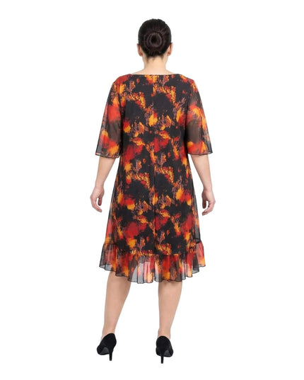 Πίσω όψη για το επίσημο μαύρο φόρεμα μεγάλα μεγέθη, με εντυπωσιακό φλογερό εμπριμέ σε ύφασμα σιφόν και βολάν στο τελείωμα.