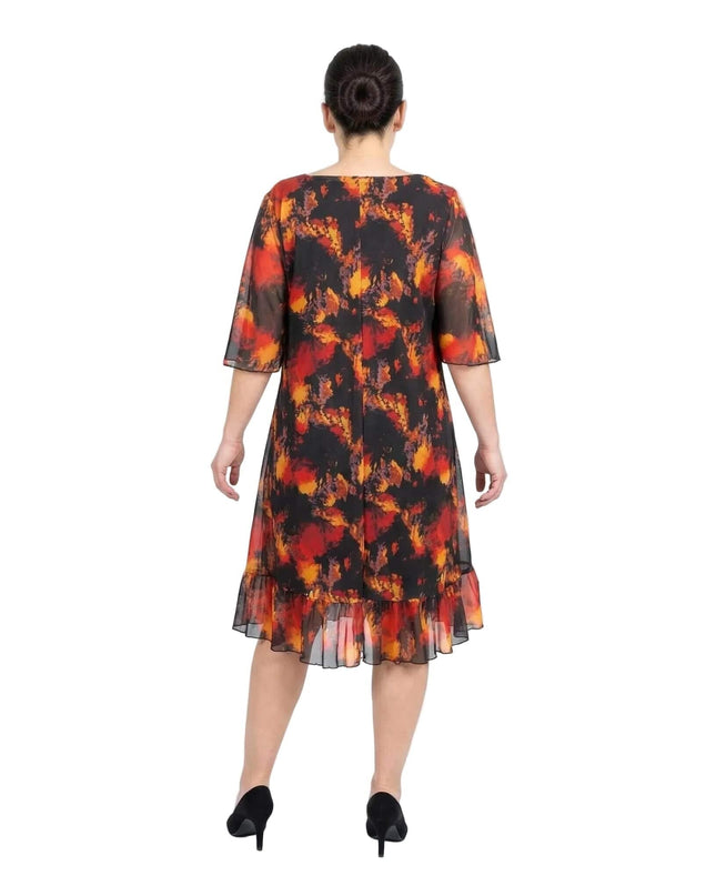 Πίσω όψη για το επίσημο μαύρο φόρεμα μεγάλα μεγέθη, με εντυπωσιακό φλογερό εμπριμέ σε ύφασμα σιφόν και βολάν στο τελείωμα.