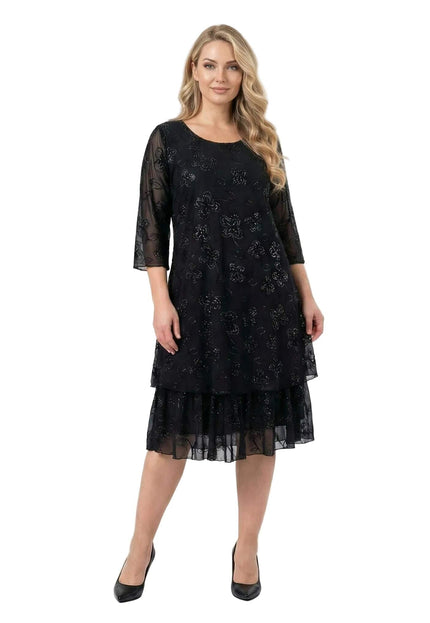 Επίσημο μαύρο φόρεμα plus size με σιφόν μανίκια και λαμπερή διακόσμηση με πέτρες, σε ολόσωμη λήψη μπροστά.