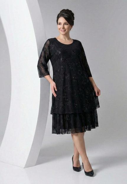 Επίσημο μαύρο φόρεμα plus size με σιφόν μανίκια και φλοράλ μοτίβο με πέτρες, σε ολόσωμη λήψη σε λευκό φόντο.