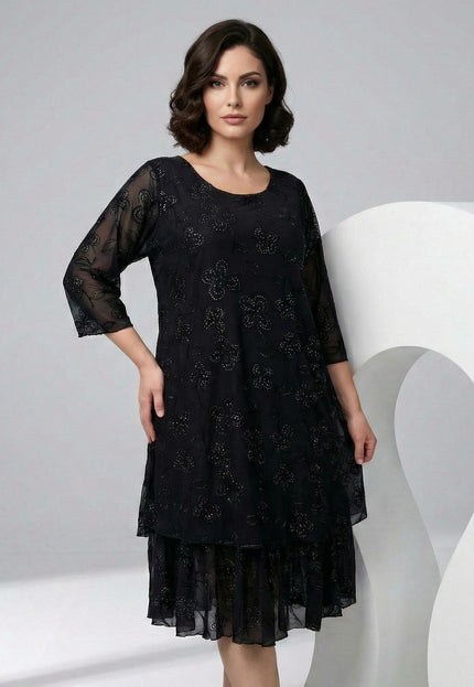 Επίσημο μαύρο φόρεμα plus size με σιφόν μανίκια και λαμπερές πέτρες στο φλοράλ μοτίβο, σε ολόσωμη λήψη φορεμένο από μοντέλο.
