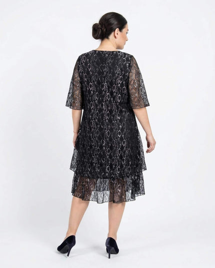 Πίσω όψη, επίσημο μαύρο φόρεμα σε μεγάλα μεγέθη με 3/4 μανίκια και εντυπωσιακή δαντέλα. Ολόσωμη λήψη σε λευκό φόντο.