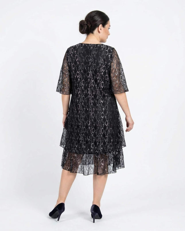 Πίσω όψη, επίσημο μαύρο φόρεμα σε μεγάλα μεγέθη με 3/4 μανίκια και εντυπωσιακή δαντέλα. Ολόσωμη λήψη σε λευκό φόντο.