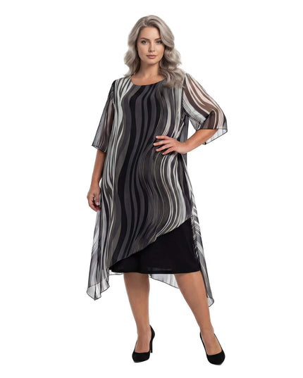 Επίσημο μαύρο φόρεμα plus size με ασύμμετρη μουσελίνα και ντεγκραντέ κυματιστό μοτίβο, σε ολόσωμη λήψη μπροστά.