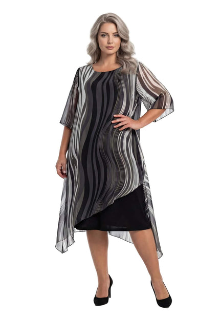 Επίσημο μαύρο φόρεμα plus size με ασύμμετρη μουσελίνα και ντεγκραντέ κυματιστό μοτίβο, σε ολόσωμη λήψη μπροστά.