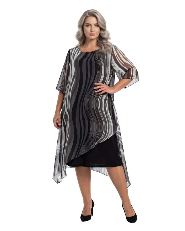 Επίσημο μαύρο φόρεμα plus size με ασύμμετρη μουσελίνα και ντεγκραντέ κυματιστό μοτίβο, σε ολόσωμη λήψη μπροστά.