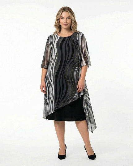 Επίσημο μαύρο φόρεμα plus size με ασύμμετρη μουσελίνα και ντεγκραντέ μοτίβο, σε ολόσωμη λήψη σε λευκό φόντο που αναδεικνύει την αέρινη γραμμή.