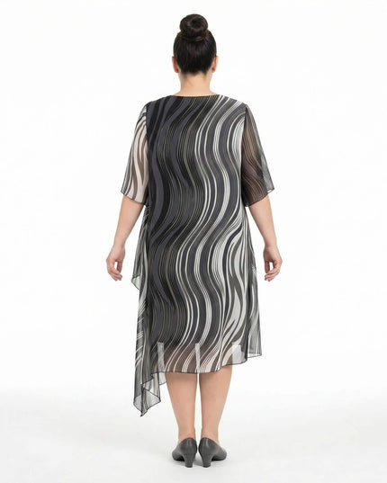 Πίσω όψη από επίσημο φόρεμα plus size με ασύμμετρη μουσελίνα και κυματιστό ντεγκραντέ μοτίβο σε μαύρο και γκρι χρώμα.
