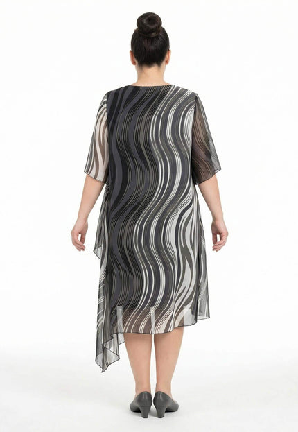 Πίσω όψη από επίσημο φόρεμα plus size με ασύμμετρη μουσελίνα και κυματιστό ντεγκραντέ μοτίβο σε μαύρο και γκρι χρώμα.