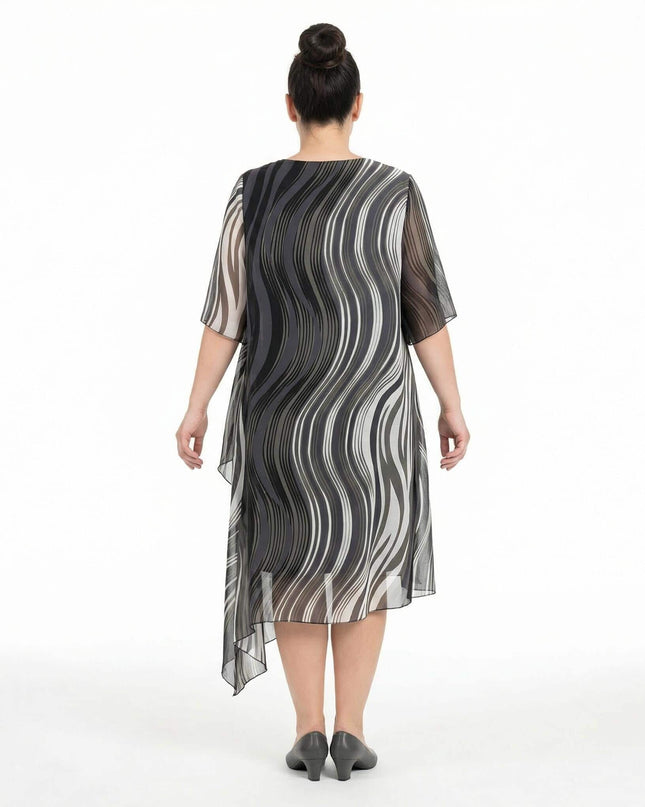 Πίσω όψη από επίσημο φόρεμα plus size με ασύμμετρη μουσελίνα και κυματιστό ντεγκραντέ μοτίβο σε μαύρο και γκρι χρώμα.
