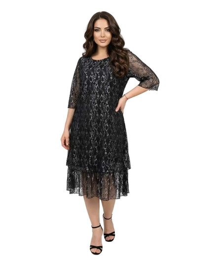 Επίσημο μαύρο φόρεμα σε μεγάλα μεγέθη, με εντυπωσιακή δαντέλα και μανίκια 3/4. Ολόσωμη λήψη φορεμένο από μοντέλο.