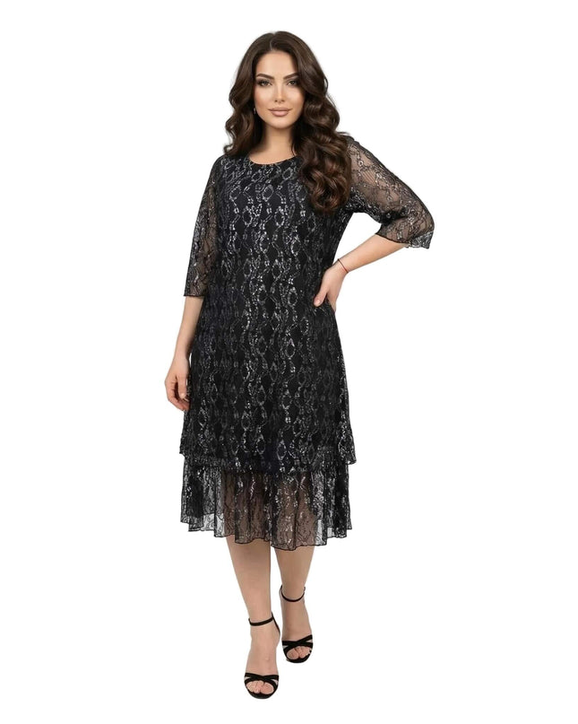 Επίσημο μαύρο φόρεμα σε μεγάλα μεγέθη, με εντυπωσιακή δαντέλα και μανίκια 3/4. Ολόσωμη λήψη φορεμένο από μοντέλο.