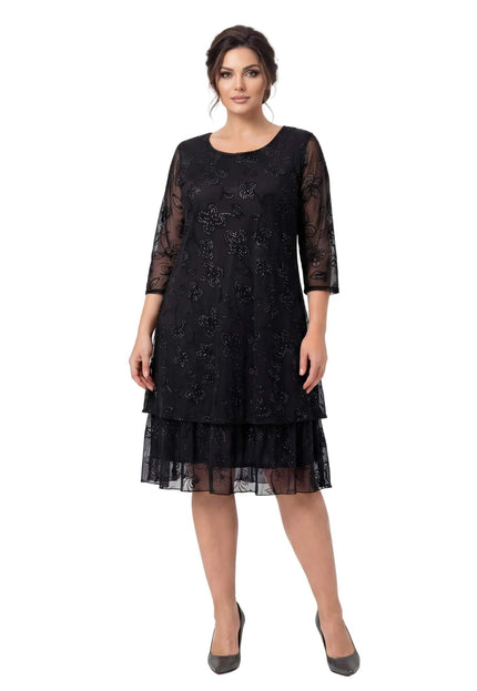 Επίσημο μαύρο φόρεμα plus size σε ολόσωμη λήψη, με διάφανα σιφόν μανίκια, φλοράλ σχέδιο και λαμπερές διακοσμητικές πέτρες.