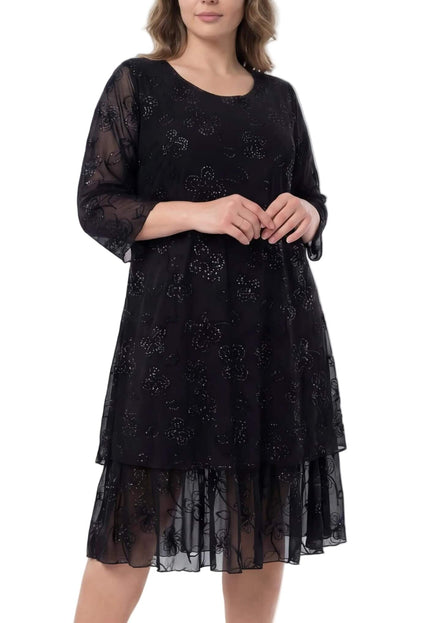 Επίσημο μαύρο φόρεμα plus size με σιφόν μανίκια και διακριτική λάμψη από πέτρες. Μπροστινή λήψη σε λευκό φόντο που αναδεικνύει το φλοράλ μοτίβο και την άνετη γραμμή.