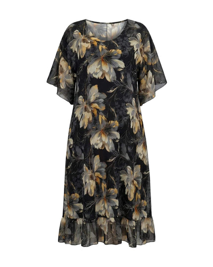 Κομψό επίσημο μαύρο φόρεμα σιφόν με φλοράλ μοτίβα και βολάν στο τελείωμα, σε άνετη γραμμή για μεγάλα μεγέθη, απεικονισμένο ολόσωμο σε λευκό φόντο.