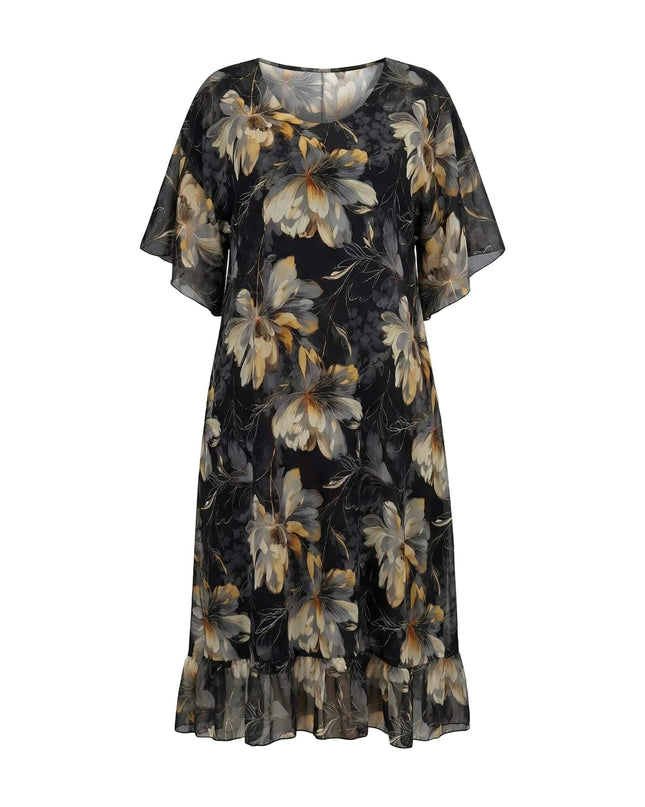 Κομψό επίσημο μαύρο φόρεμα σιφόν με φλοράλ μοτίβα και βολάν στο τελείωμα, σε άνετη γραμμή για μεγάλα μεγέθη, απεικονισμένο ολόσωμο σε λευκό φόντο.