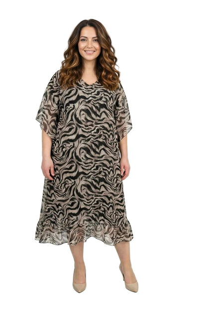 Κομψό φόρεμα σιφόν σε μεγάλα μεγέθη με αφηρημένο μαύρο σχέδιο και φαρδιά μανίκια. Ολόσωμη λήψη σε λευκό φόντο που αναδεικνύει την άνετη εβαζέ γραμμή.