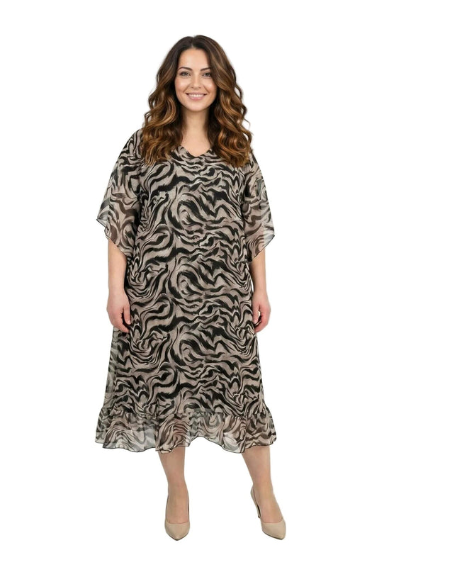 Κομψό φόρεμα σιφόν σε μεγάλα μεγέθη με αφηρημένο μαύρο σχέδιο και φαρδιά μανίκια. Ολόσωμη λήψη σε λευκό φόντο που αναδεικνύει την άνετη εβαζέ γραμμή.