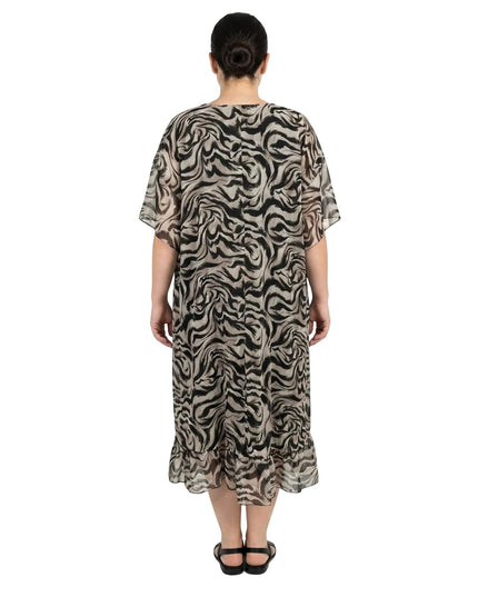 Πίσω όψη από επίσημο γυναικείο φόρεμα σιφόν σε μεγάλα μεγέθη, με ιδιαίτερο εμπριμέ μοτίβο σε μαύρες και μπεζ αποχρώσεις και άνετη γραμμή.