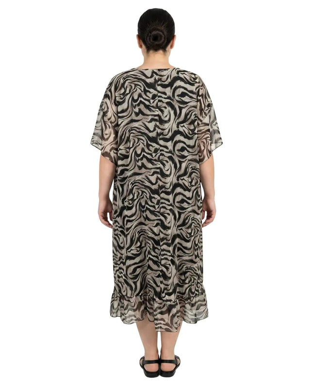 Πίσω όψη από επίσημο γυναικείο φόρεμα σιφόν σε μεγάλα μεγέθη, με ιδιαίτερο εμπριμέ μοτίβο σε μαύρες και μπεζ αποχρώσεις και άνετη γραμμή.