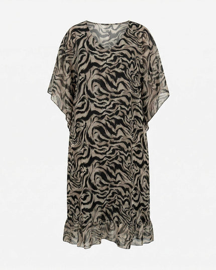 Αέρινο φόρεμα σιφόν σε μεγάλα μεγέθη με μαύρο αφηρημένο μοτίβο, άνετη γραμμή και βολάν στο τελείωμα, σε λευκό φόντο.