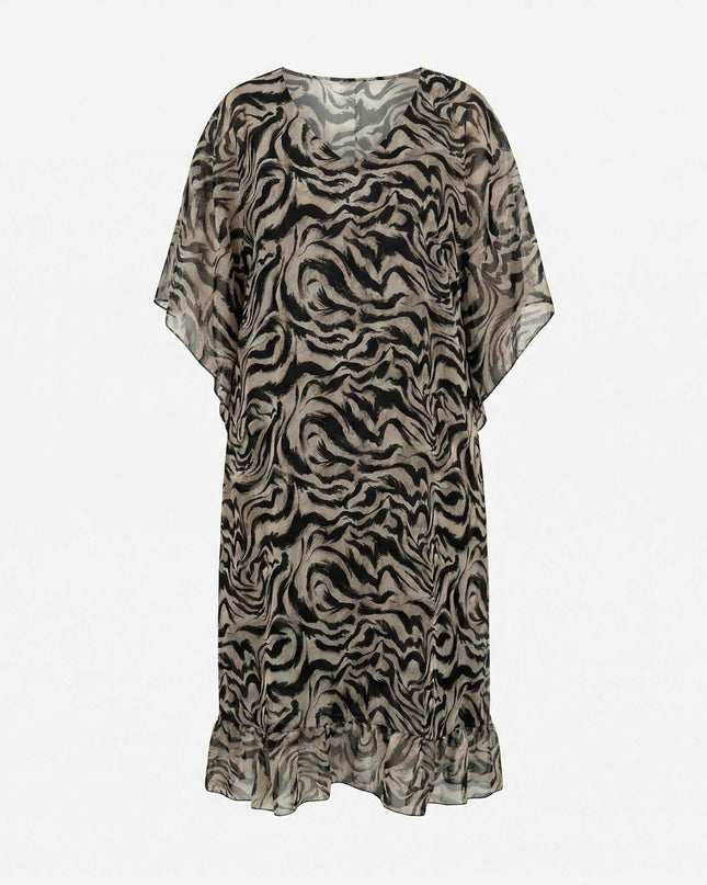 Αέρινο φόρεμα σιφόν σε μεγάλα μεγέθη με μαύρο αφηρημένο μοτίβο, άνετη γραμμή και βολάν στο τελείωμα, σε λευκό φόντο.