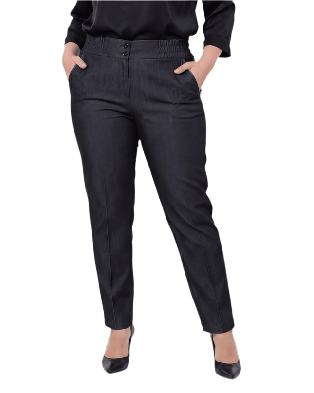 Επίσημο μαύρο γυναικείο παντελόνι σε ίσια γραμμή plus size, με λειτουργικές τσέπες και κλασικό κούμπωμα. Μπροστινή όψη του ρούχου φορεμένο σε λευκό φόντο.