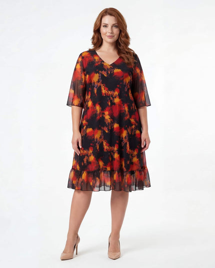 Ολόσωμη λήψη σε λευκό φόντο: Επίσημο μαύρο φόρεμα μεγάλα μεγέθη με φλογερό εμπριμέ, διαφανή μανίκια από σιφόν και κομψό V-ντεκολτέ.