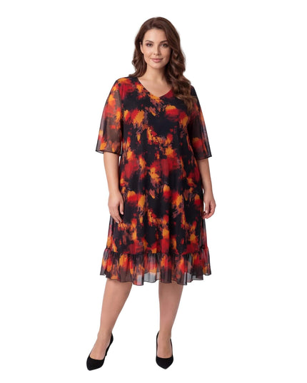 Ολόσωμη λήψη σε λευκό φόντο. Επίσημο μαύρο φόρεμα για μεγάλα μεγέθη με φλογερό εμπριμέ, V-ντεκολτέ και αέρινα μανίκια από σιφόν.