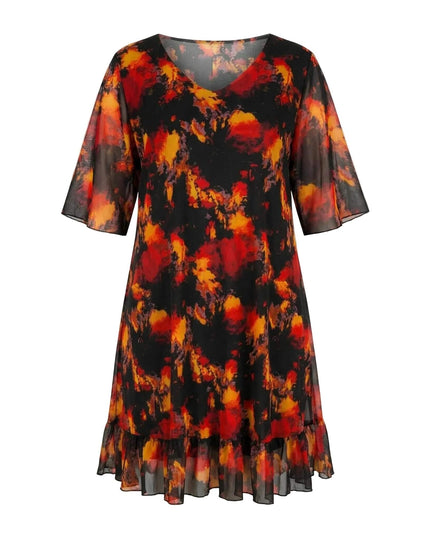 Επίσημο μαύρο φόρεμα μεγάλα μεγέθη σε λευκό φόντο, με αέρινο ύφασμα, εντυπωσιακό φλογερό εμπριμέ, V-ντεκολτέ και ημιδιάφανα φαρδιά μανίκια.