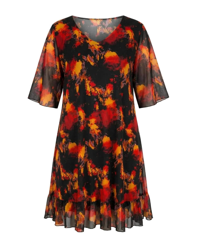 Επίσημο μαύρο φόρεμα μεγάλα μεγέθη σε λευκό φόντο, με αέρινο ύφασμα, εντυπωσιακό φλογερό εμπριμέ, V-ντεκολτέ και ημιδιάφανα φαρδιά μανίκια.