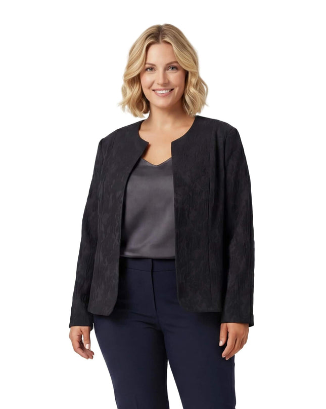 Επίσημο μαύρο γυναικείο σακάκι σε μεγάλα μεγέθη με ανάγλυφη υφή και ανοιχτή γραμμή χωρίς κούμπωμα, φορεμένο από μοντέλο σε λευκό φόντο.