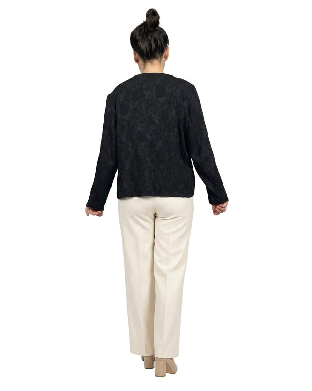 Επίσημο μαύρο σακάκι σε μεγάλα μεγέθη με εντυπωσιακή ανάγλυφη υφή, φωτογραφημένο από την πίσω όψη. Κομψό σχέδιο με άνετη ίσια γραμμή.