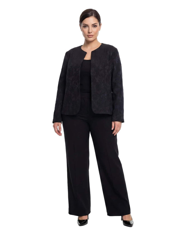 Επίσημο μαύρο σακάκι σε μεγάλα μεγέθη με εντυπωσιακή ανάγλυφη υφή, ανοιχτό μπροστά χωρίς κούμπωμα, σε ολόσωμη λήψη με μαύρο σύνολο.