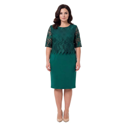 Επίσημο λαδί φόρεμα για μεγάλα μεγέθη με δαντελένιο μπούστο overlay και ίσια φούστα. Ολόσωμη φωτογραφία μπροστινής όψης του μοντέλου σε λευκό φόντο.