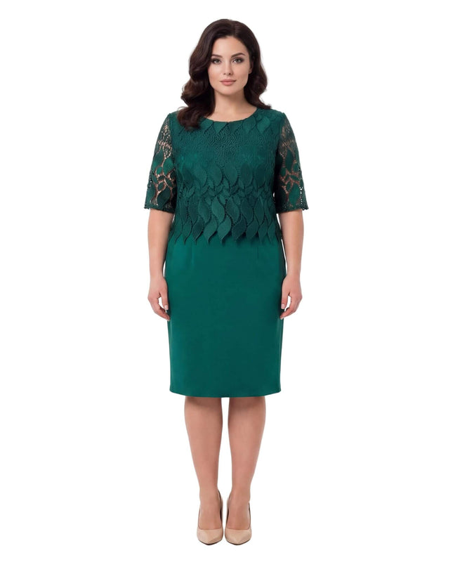 Επίσημο λαδί φόρεμα για μεγάλα μεγέθη με δαντελένιο μπούστο overlay και ίσια φούστα. Ολόσωμη φωτογραφία μπροστινής όψης του μοντέλου σε λευκό φόντο.