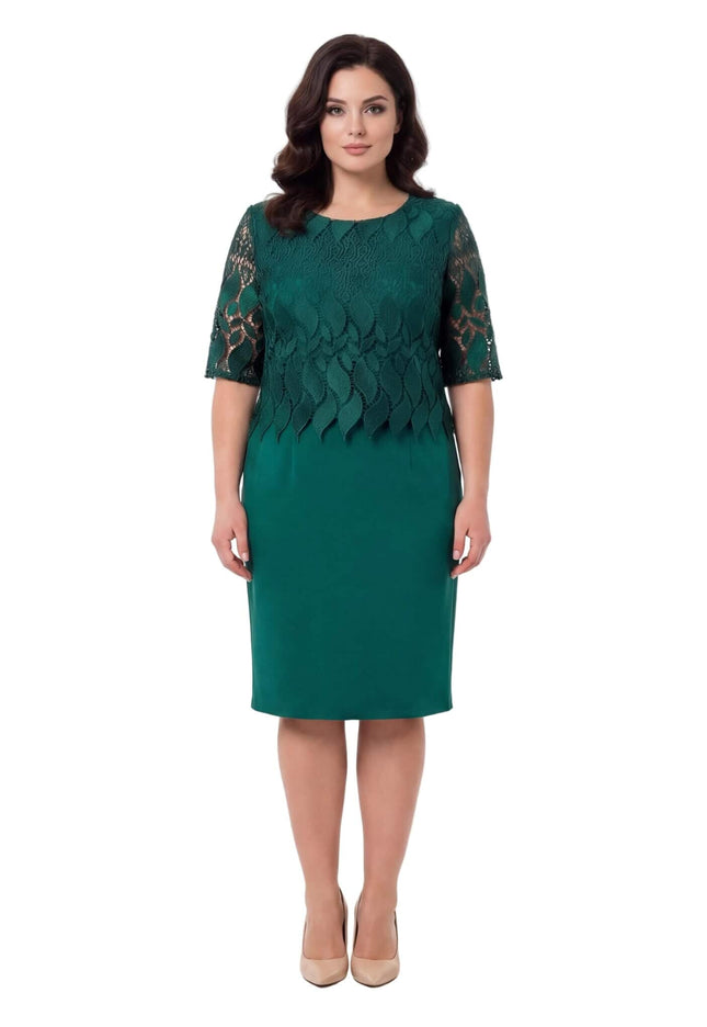 Επίσημο λαδί φόρεμα για μεγάλα μεγέθη με δαντελένιο μπούστο overlay και ίσια φούστα. Ολόσωμη φωτογραφία μπροστινής όψης του μοντέλου σε λευκό φόντο.