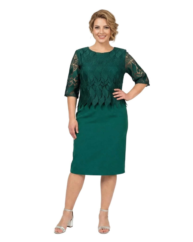 Επίσημο φόρεμα σε λαδί χρώμα με δαντέλα στο μπούστο και μανίκια 3/4. Ολόσωμη λήψη γυναικείου ρούχου σε ίσια γραμμή, ιδανικό για μεγάλα μεγέθη.