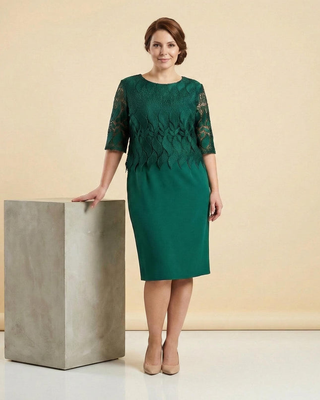 Επίσημο μάξι φόρεμα σε λαδί χρώμα με επικάλυψη δαντέλας, ιδανικό για μεγάλα μεγέθη. Ολόσωμη λήψη που αναδεικνύει τη γραμμή και την εφαρμογή του.