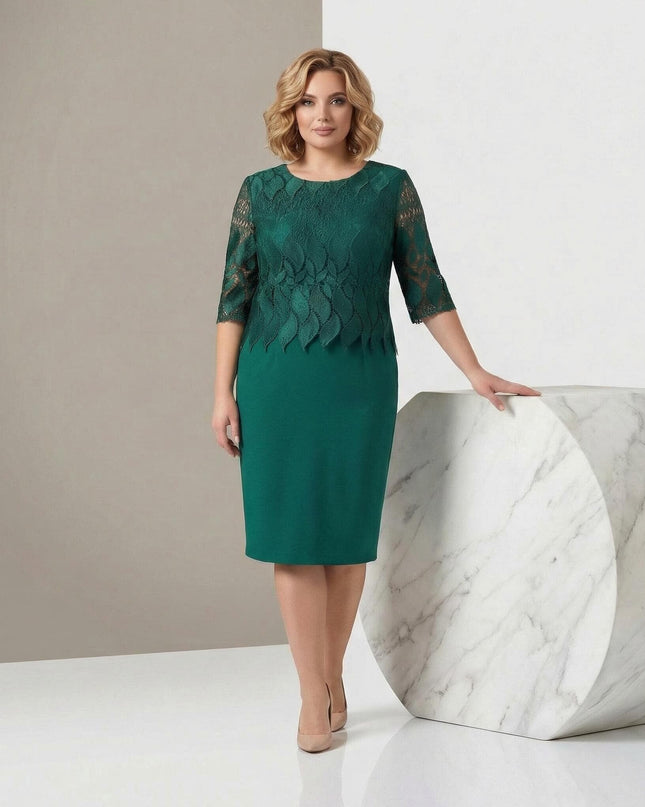 Επίσημο φόρεμα σε λαδί χρώμα με δαντελένιο κορμό και μανίκια, σχεδιασμένο για μεγάλα μεγέθη, σε ολόσωμη λήψη που αναδεικνύει την ίσια γραμμή.