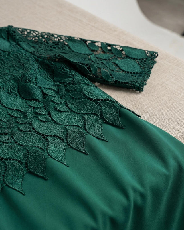 Κοντινή λεπτομέρεια από επίσημο μάξι φόρεμα σε λαδί χρώμα για μεγάλα μεγέθη, που αναδεικνύει το μοτίβο της δαντέλας στο επάνω μέρος και το μανίκι.