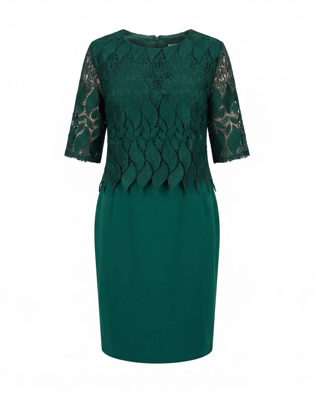 Επίσημο φόρεμα σε λαδί χρώμα με δαντέλα στο μπούστο και μανίκια 3/4, ιδανικό για μεγάλα μεγέθη. Ολόσωμη λήψη σε λευκό φόντο.