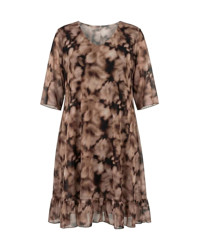 Επίσημο μάξι φόρεμα μεγάλα μεγέθη σε καφέ ντεγκραντέ σχέδιο από αέρινο σιφόν, μπροστινή όψη σε λευκό φόντο.