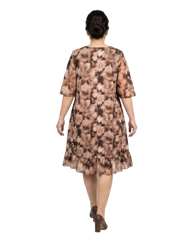 Πίσω όψη σε λευκό φόντο: Επίσημο φόρεμα μεγάλα μεγέθη από αέρινο σιφόν, με καφέ αφηρημένο ντεγκραντέ σχέδιο και βολάν στο τελείωμα.