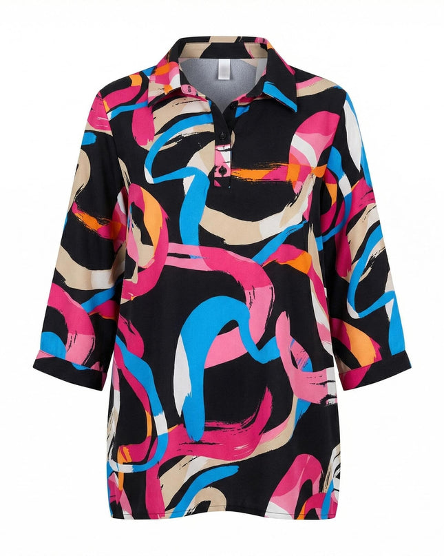 Επίσημο μάξι πουκάμισο plus size με έντονο πολύχρωμο αφηρημένο μοτίβο. Μπροστινή όψη σε λευκό φόντο που αναδεικνύει τον γιακά και τα φαρδιά μανίκια.