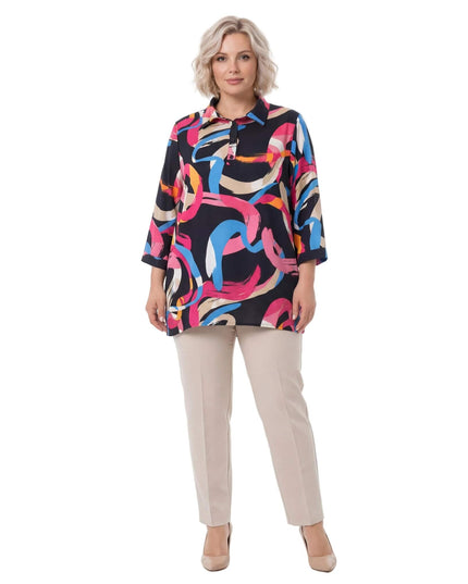 Ολόσωμη λήψη σε λευκό φόντο: γυναικείο μάξι πουκάμισο plus size με πολύχρωμο αφηρημένο μοτίβο, μαύρη βάση, κλασικό γιακά και μανίκια.